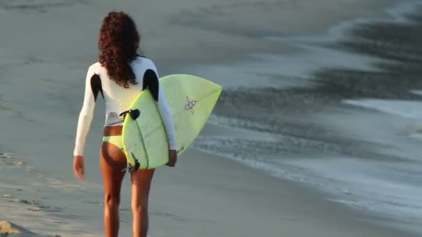 Una chica surfista genial disparada por detrás en México — Vídeo de stock