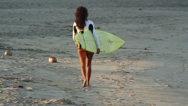 Una chica surfista genial disparada por detrás en México — Vídeos de Stock