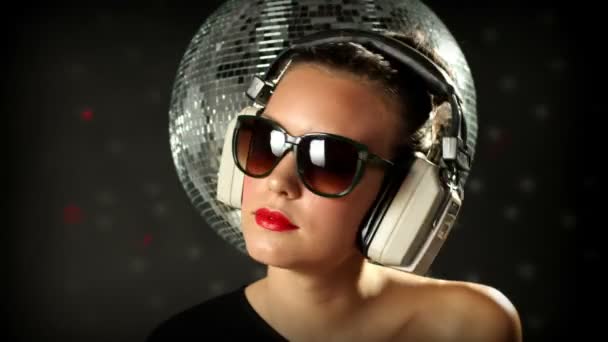 Seksi bir kadın ile bir discoball dans ediyor. — Stok video