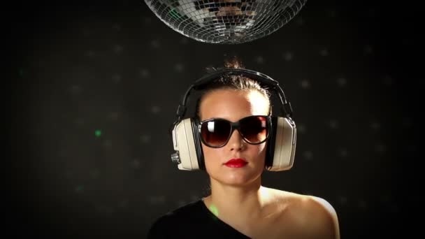 Une femme sexy danse avec un discoball — Video