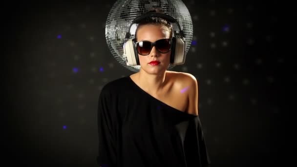 Eine sexy Frau tanzt mit einer Discokugel — Stockvideo