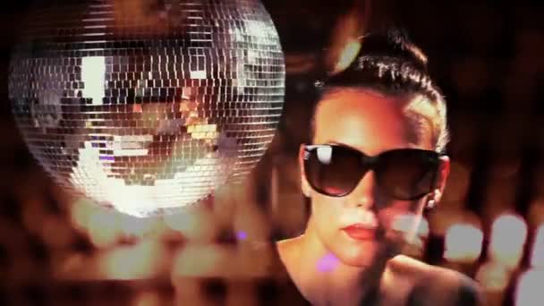En sexig kvinna dansar med en discoball — Stockvideo