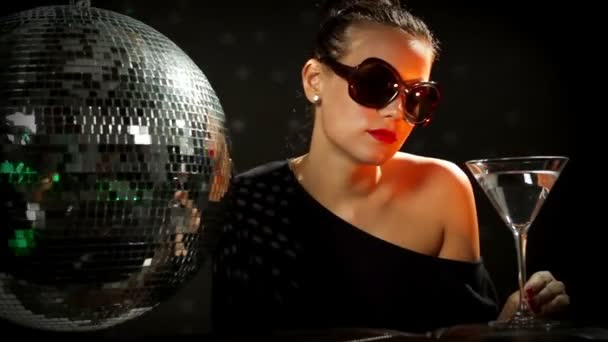 En sexig kvinna dansar med en discoball — Stockvideo