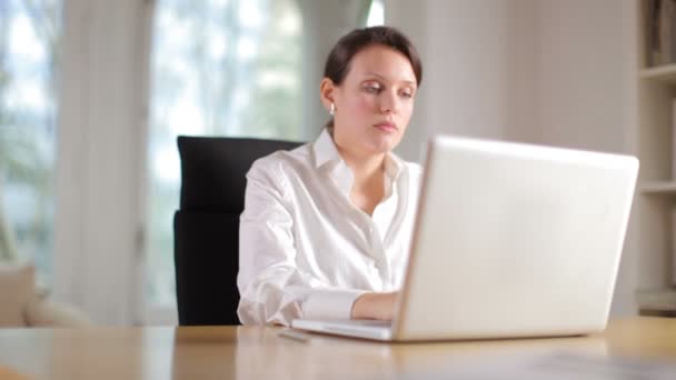 Une jolie femme d'affaires au bureau — Video