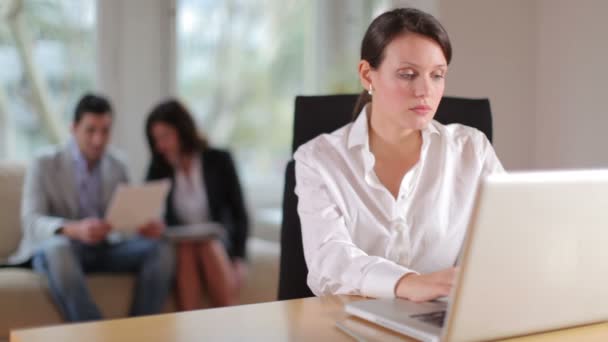 Een mooie zakenvrouw in office — Stockvideo