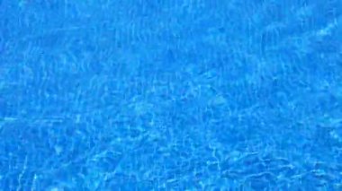 soyut bir yüzme havuzunda su bardak