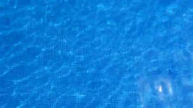 soyut bir yüzme havuzunda su bardak