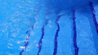 soyut bir yüzme havuzunda su bardak