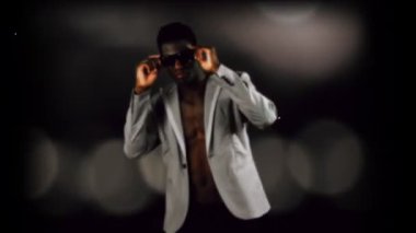 genç adam dans disko tarzı ile süper cool