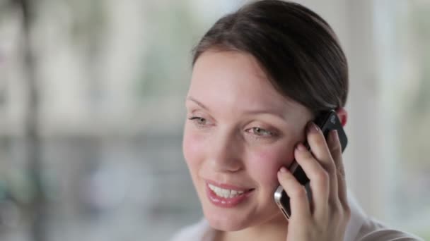 Une jolie femme d'affaires au bureau — Video