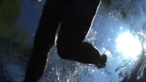 Aparat fotograficzny umieszczony pod wodą w basenie — Wideo stockowe