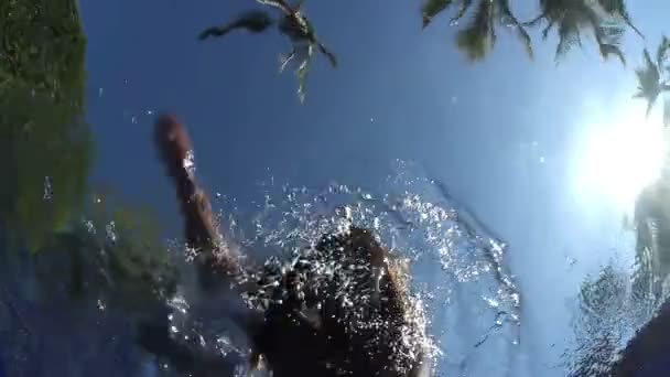 Bir kamera bir yüzme havuzunda sualtı yerleştirilir. — Stok video
