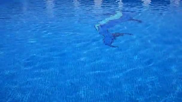 Plan d'eau abstrait dans une piscine — Video