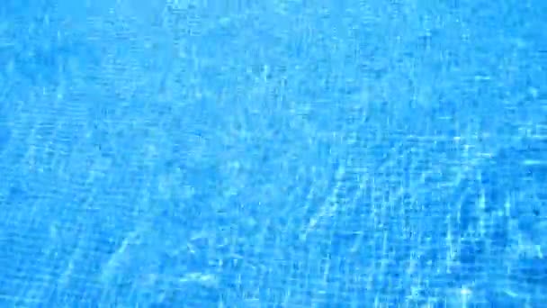 Plan d'eau abstrait dans une piscine — Video