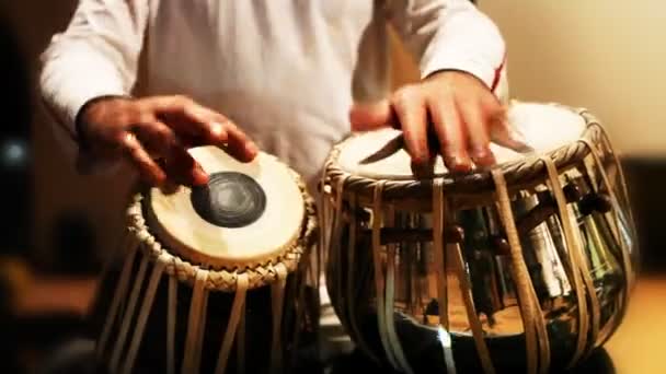 Primo piano dell'uomo che suona il tamburo tabla — Video Stock