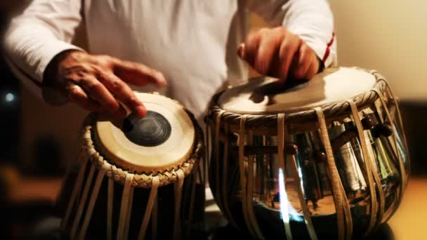 Tabla 드럼을 재생 하는 사람의 근접 촬영 — 비디오