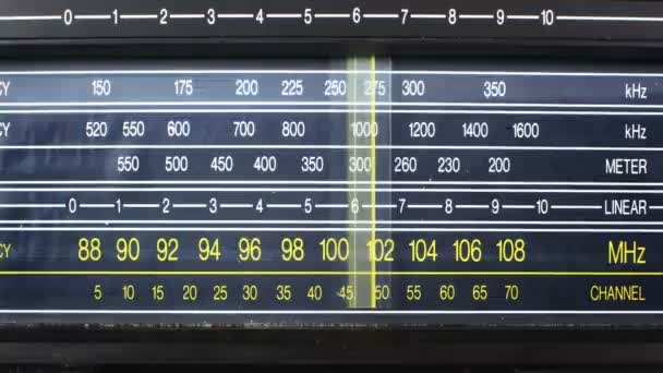 Primer plano de una radio retro — Vídeo de stock