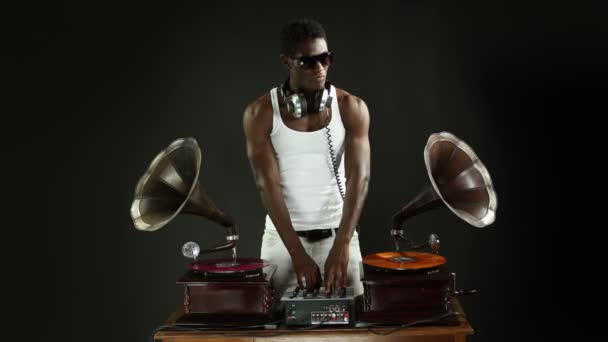 Super cool guy djs with retro gramophones — Stock Video