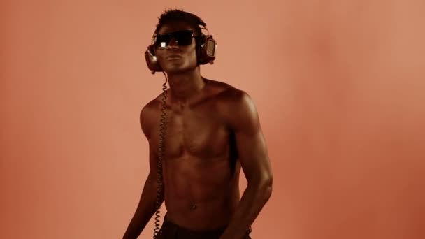 Super cool young guy dances topless with sunglasses — Stock Video