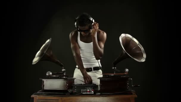 Super legal cara djs com retro gramofones — Vídeo de Stock