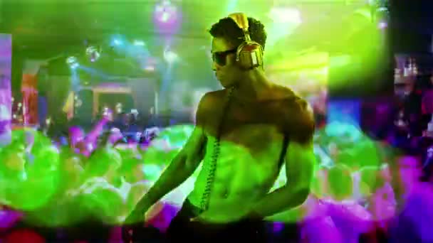 超级酷的年轻人共舞和与耳机的姿势 — 图库视频影像