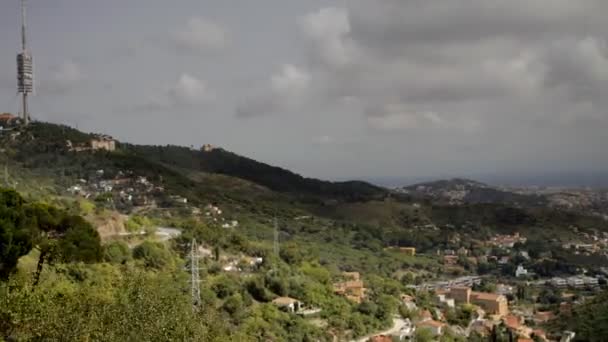 Uma panela sobre a cidade de barcelona das colinas em collserola — Vídeo de Stock