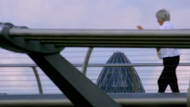 London skyline and crossing the millennium bridge — Stock Video