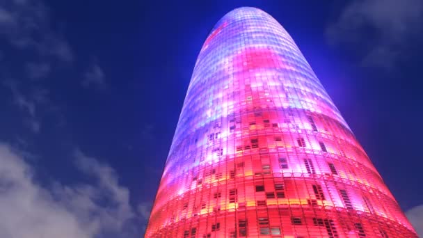 Ο torres agbar κτίριο στη Βαρκελώνη που φωτίζεται τη νύχτα — Αρχείο Βίντεο