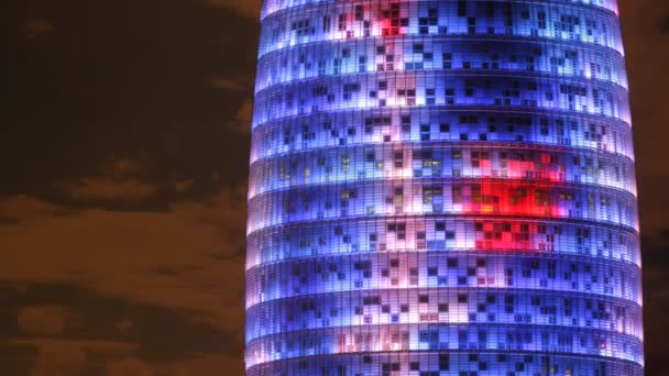 El edificio torres agbar en barcelona se iluminó por la noche — Vídeo de stock