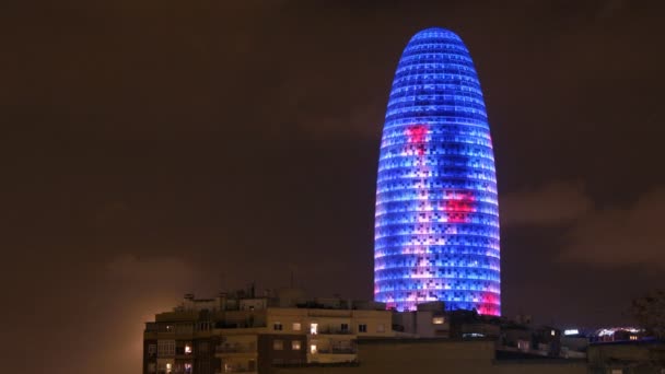 El edificio torres agbar en barcelona se iluminó por la noche — Vídeos de Stock