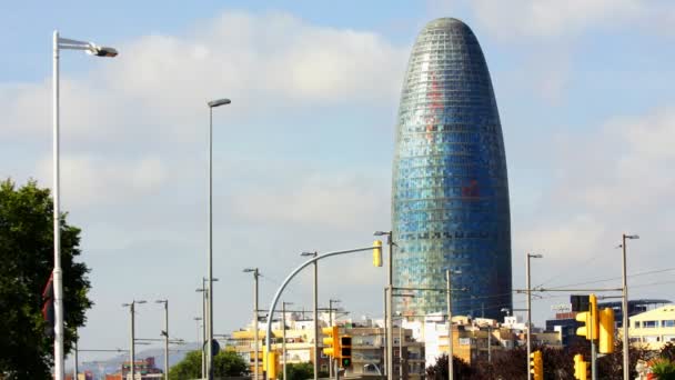 El edificio de torres agbar en barcelona — Vídeo de stock