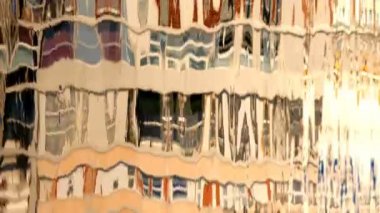 renkli binalar ve tekne suda ıslatın ve dalgaların yansıması