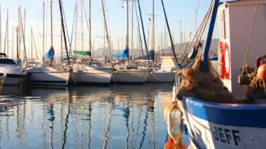 Tekneler ve yatlar Toulon pitoresk Limanda demirli