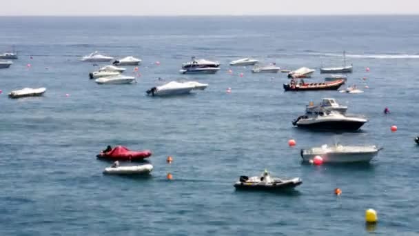 トッサ ・ デル ・ マール、スペインの海に出て係留船 — ストック動画