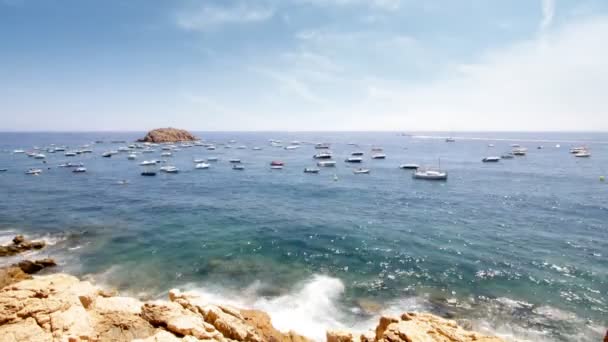 Barcos atracados no mar em tossa del mar, Espanha — Vídeo de Stock