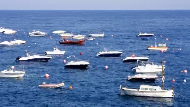 Boten afgemeerd uit op zee in tossa del mar, Spanje — Stockvideo