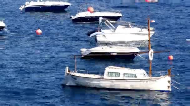 Boten afgemeerd uit op zee in tossa del mar, Spanje — Stockvideo