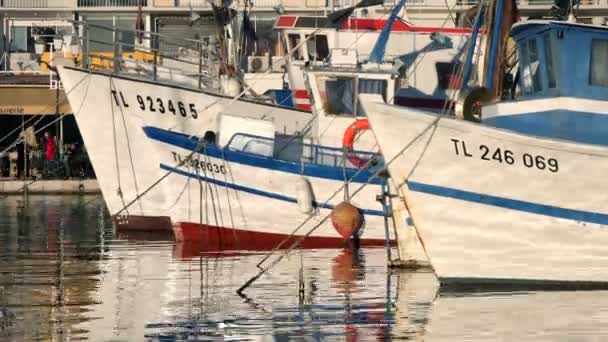 Lodě a jachty kotvící v malebném přístavu toulon — Stock video