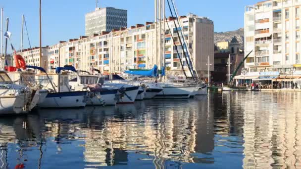 Bateaux et yachts amarrés dans le pittoresque port de Toulon — Video