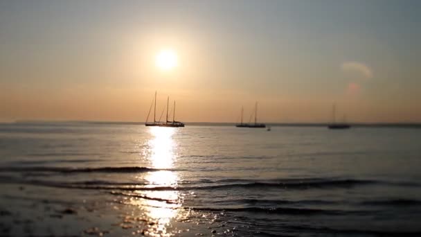Pôr do sol sobre o mar Mediterrâneo com barcos à vela — Vídeo de Stock
