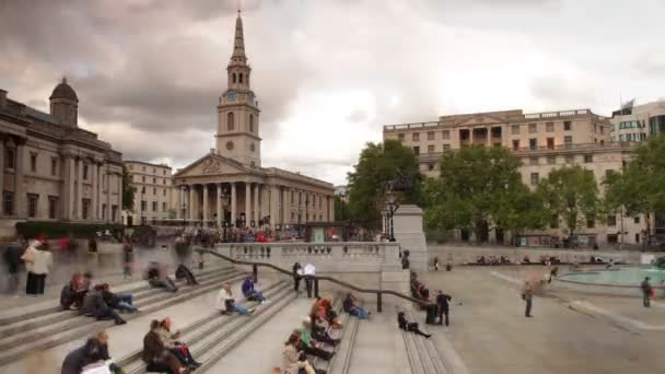 En los escalones de la plaza trafalgar, Londres — Vídeos de Stock