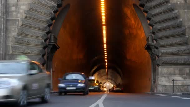 Carros que entram e saem de um túnel em hora de ponta — Vídeo de Stock