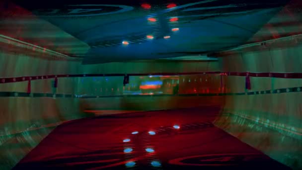 トンネルの下に行く夜の時間のトラフィックのラッシュ — ストック動画