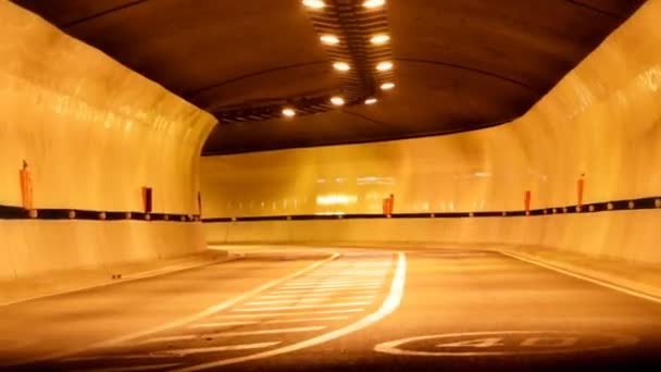 Rush van nacht tijd verkeer gaat onder de tunnel — Stockvideo