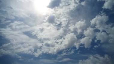 güzel hareketli bulutlar ve gökyüzü arasında kaydırma vurdu