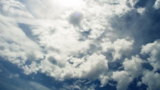 Tournage panoramique à travers de beaux nuages en mouvement et le ciel 