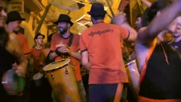 En brazillian trumma grupp utför under händelsen fiesta de gracia — Stockvideo