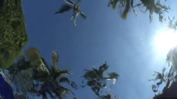 Uma câmara colocada debaixo de água numa piscina — Vídeo de Stock