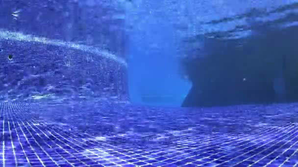 Une caméra sous-marine filmant dans une piscine — Video