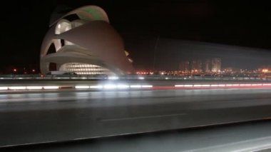 valencia'nın fütüristik bilim merkezi olan köprü yol üzerinde trafik